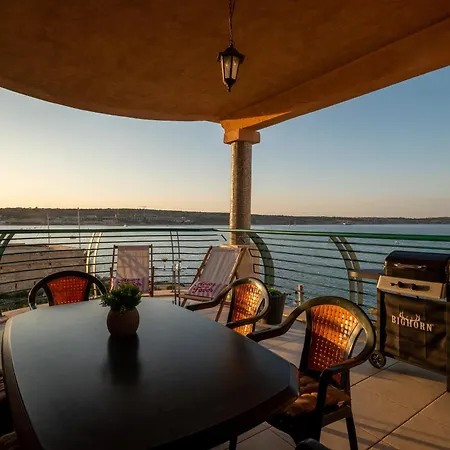 Seafront Panorama Penthouse 3 Bedr 4 Bathr Apartment *